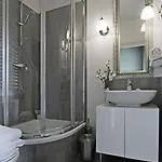 לינה וארוחת בוקר Angel House 2*