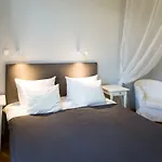 לינה וארוחת בוקר Angel House