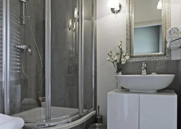 לינה וארוחת בוקר Angel House 2*