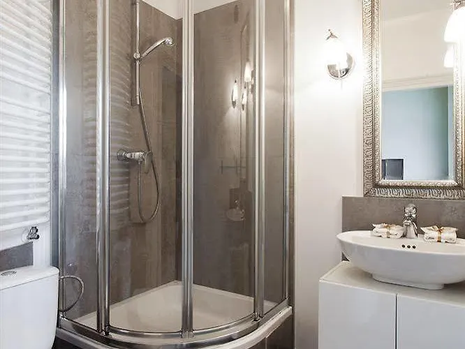 לינה וארוחת בוקר Angel House 2*